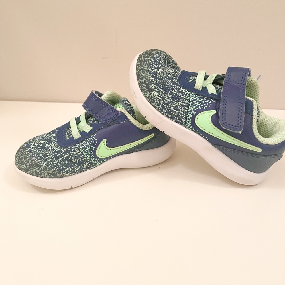 Toddler Boys Size 7 Nike Shoes. Blue and Green.